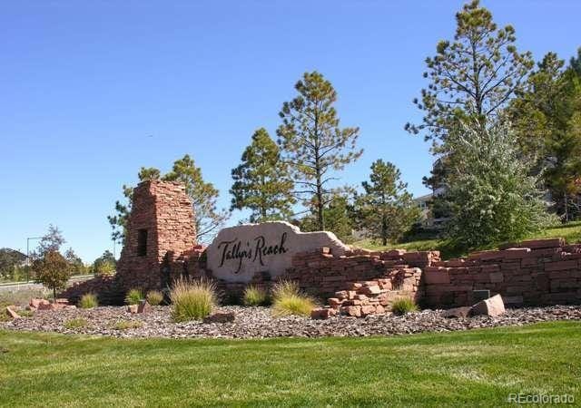 community sign with a lawn