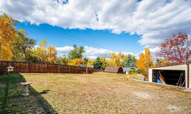 view of yard featuring an outdoor structure