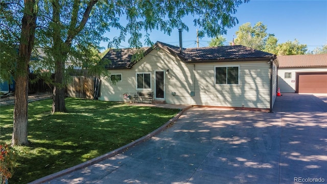 view of front of house featuring a front yard and a garage