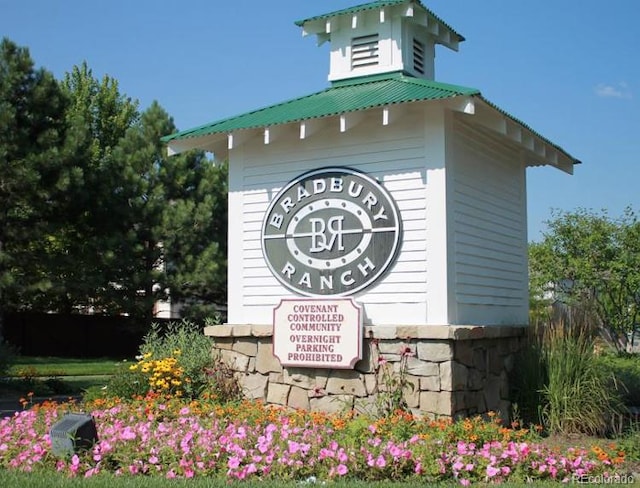 view of community / neighborhood sign