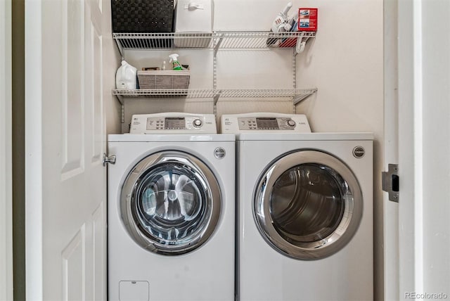 washroom featuring washing machine and clothes dryer