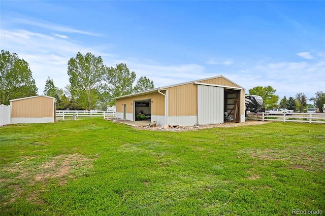 view of yard with an outbuilding