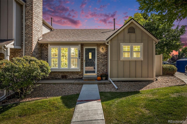 view of front of home featuring a yard