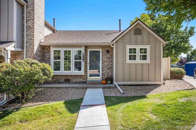 view of front of house featuring a front lawn