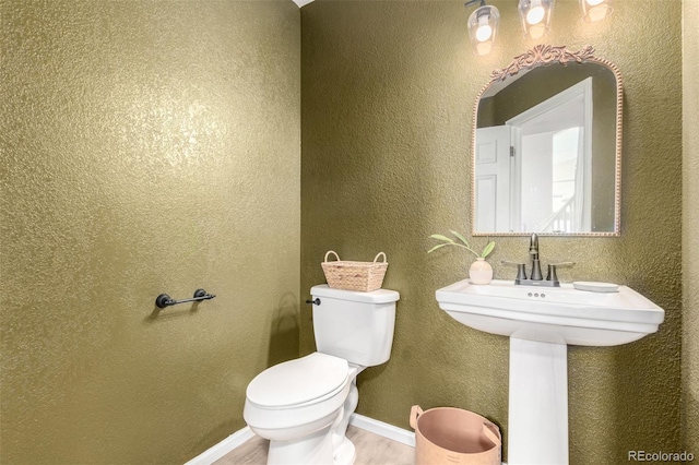 664 Clarendon Dr, Longmont, CO 80504 - bathroom featuring wood finished floors and a textured wall