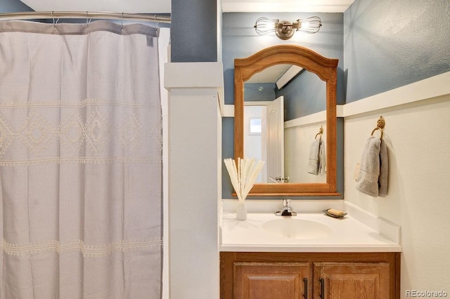bathroom featuring a shower with shower curtain and vanity