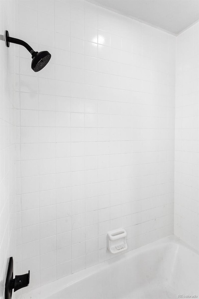 room details with tiled shower / bath combo