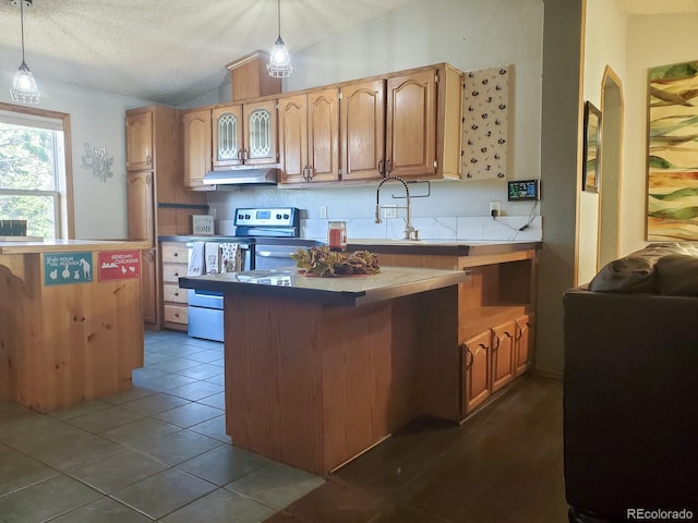 kitchen with a textured ceiling, electric stove, hanging light fixtures, and lofted ceiling