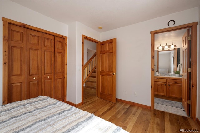 507 Gcr 4980, Grand Lake, CO 80447 - bedroom with light wood-style floors, a closet, baseboards, connected bathroom, and a sink