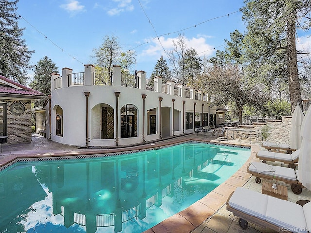 view of pool with a patio and a jacuzzi