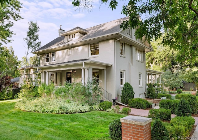 view of front of house featuring a front lawn