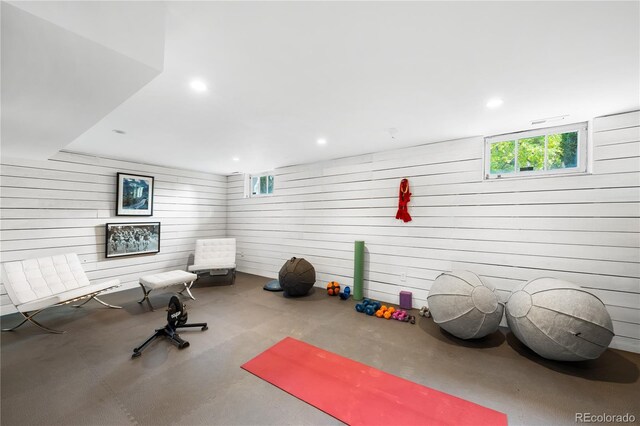 workout room featuring recessed lighting