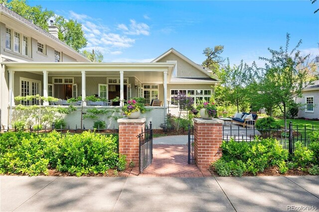 view of front of property with a fenced front yard