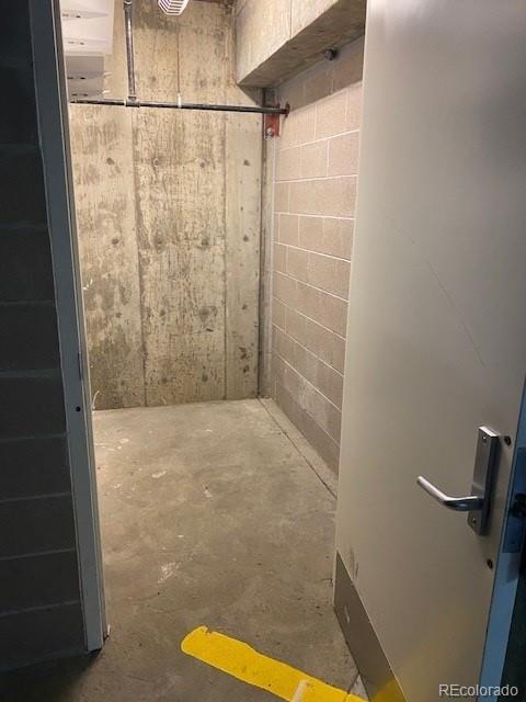 bathroom featuring unfinished concrete floors