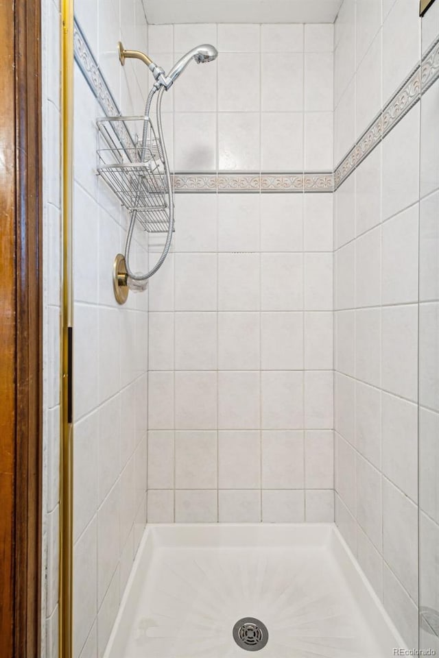 bathroom featuring a tile shower