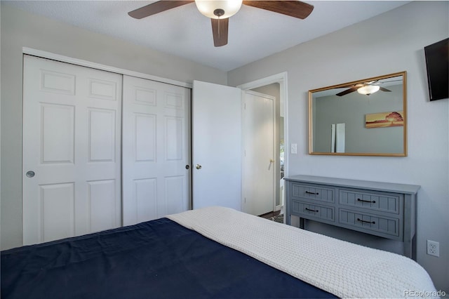 unfurnished bedroom with ceiling fan and a closet