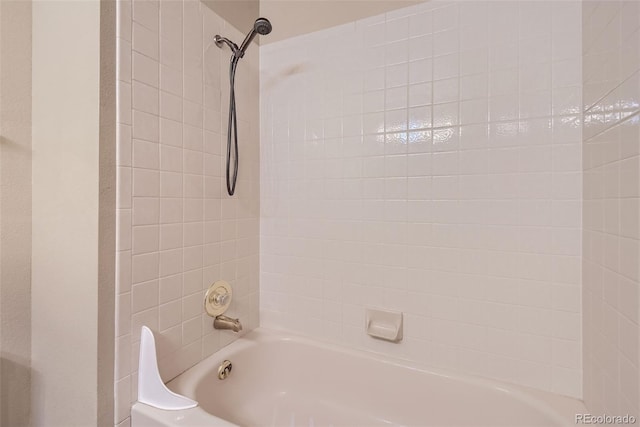 bathroom with tiled shower / bath combo