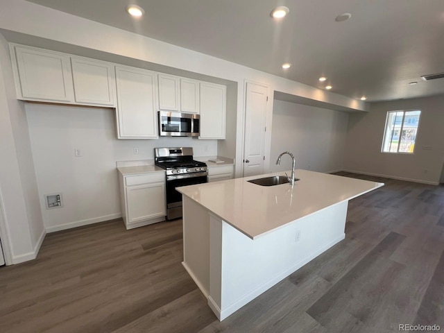 6638 N Nepal Ct, Aurora, CO 80019 - kitchen featuring stainless steel appliances, a sink, recessed lighting, white cabinets, and dark wood-style floors