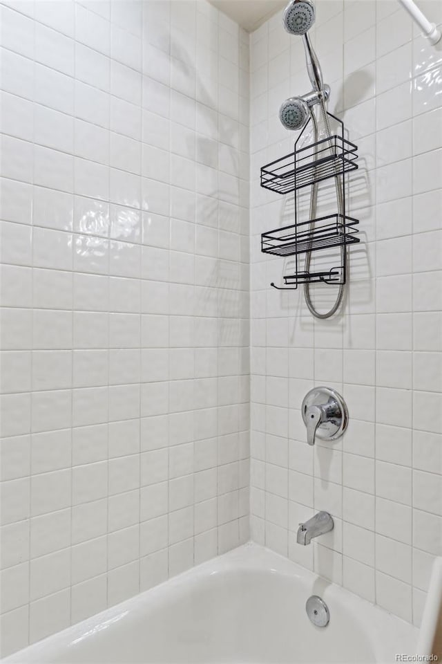 bathroom featuring tiled shower / bath combo