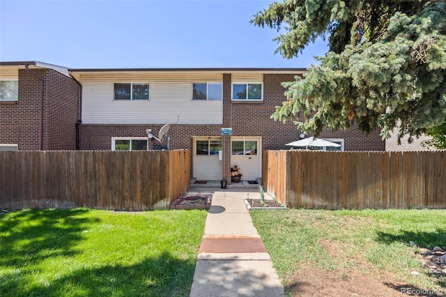 view of front of home featuring a front yard