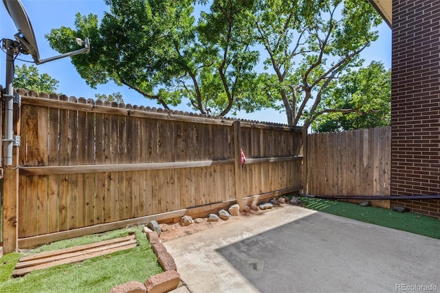 view of yard featuring a patio area