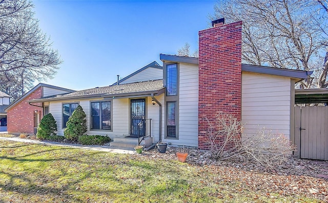 view of front of home with a front lawn