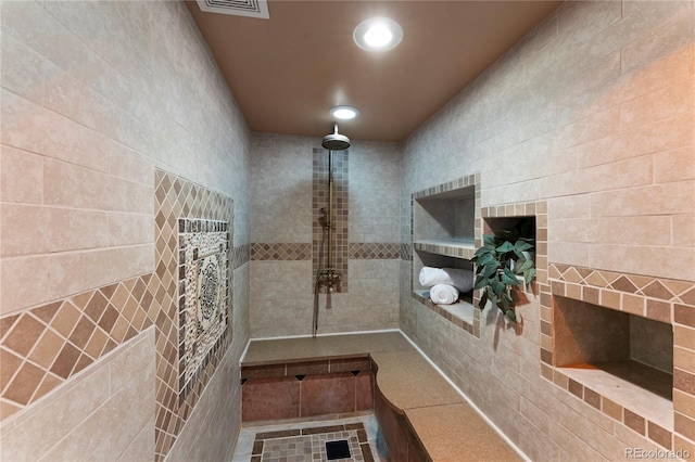 bathroom featuring visible vents, tiled shower, and recessed lighting