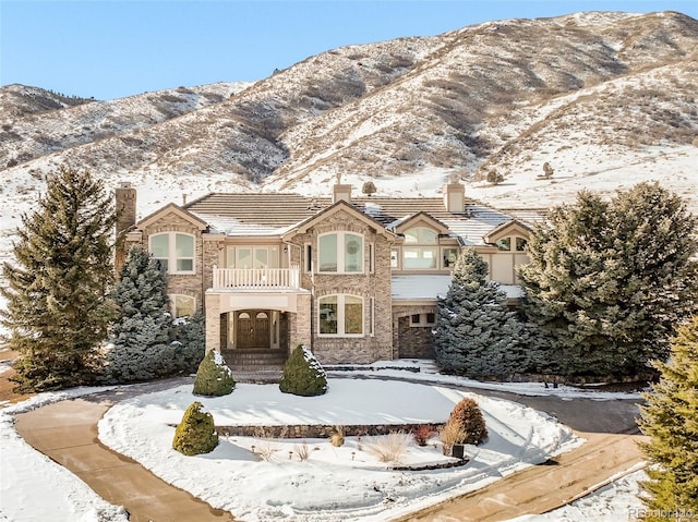 view of front of home featuring a balcony and a mountain view