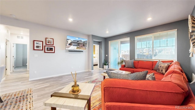 living room featuring recessed lighting, visible vents, baseboards, and light wood finished floors