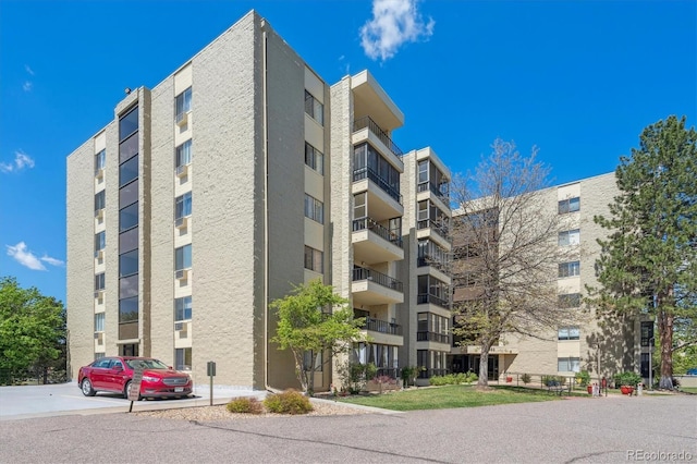 view of apartment building / complex