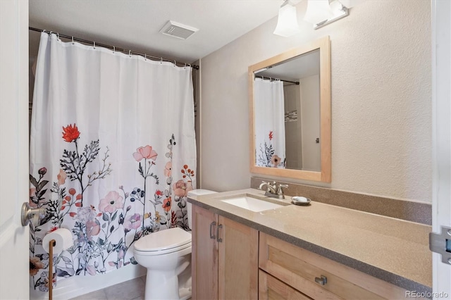 full bath featuring toilet, vanity, and a shower with curtain