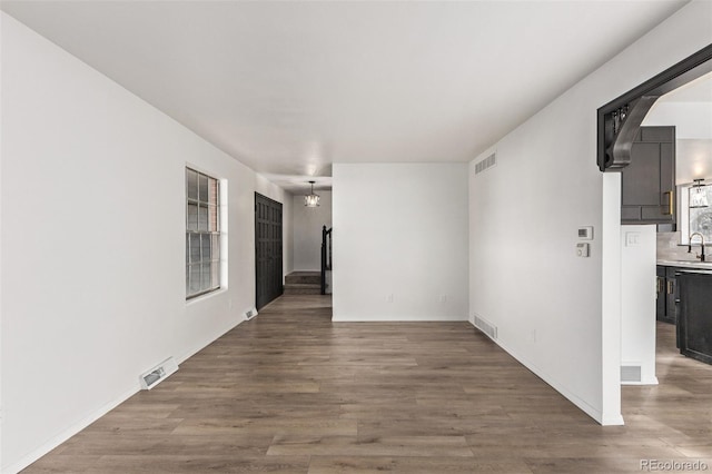 spare room featuring visible vents, dark wood finished floors, and a sink