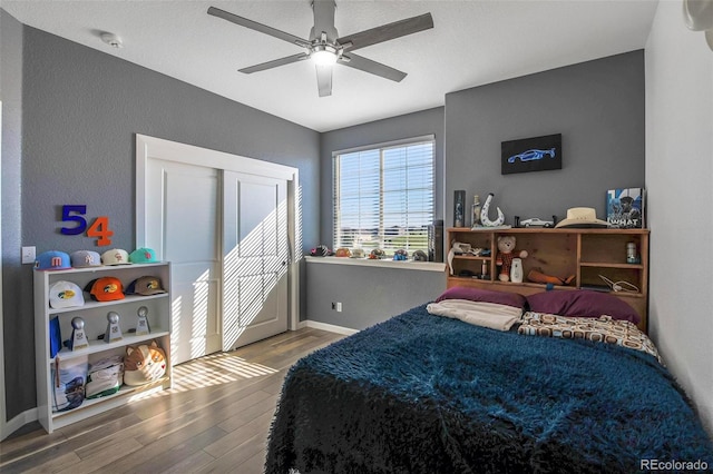 bedroom featuring a textured ceiling, hardwood / wood-style flooring, and ceiling fan