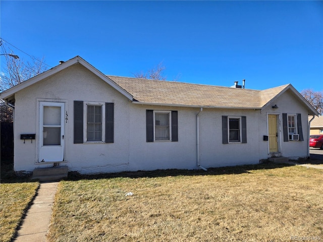 single story home with entry steps, roof with shingles, cooling unit, a front lawn, and stucco siding