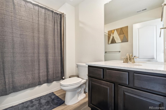 full bathroom with toilet, vanity, and shower / bath combo