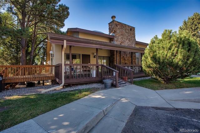 view of front of property with a porch and a front lawn