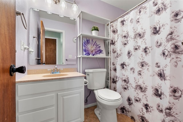 full bath with toilet, a shower with curtain, and vanity