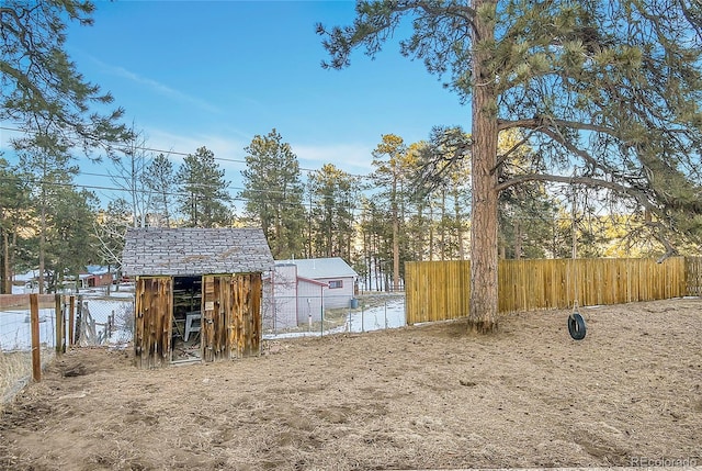 view of yard featuring a storage unit