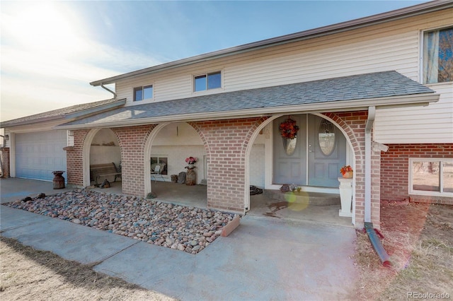 view of front facade featuring a garage