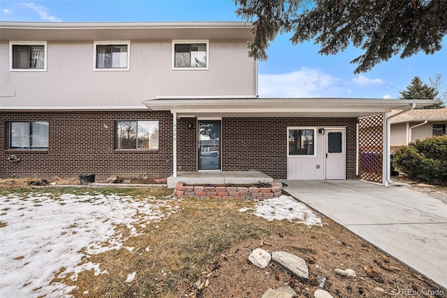 view of front of property featuring a carport