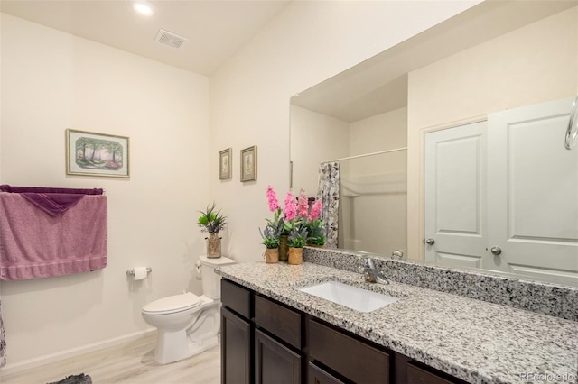 318 Thomas Ave, Keenesburg, CO 80643 - full bathroom featuring baseboards, toilet, wood finished floors, vanity, and curtained shower