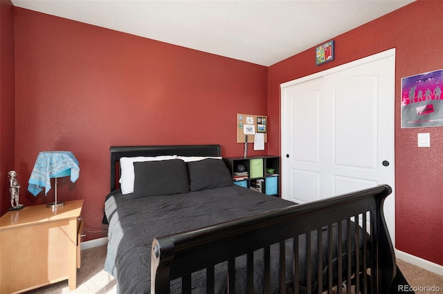 bedroom featuring carpet flooring and a closet