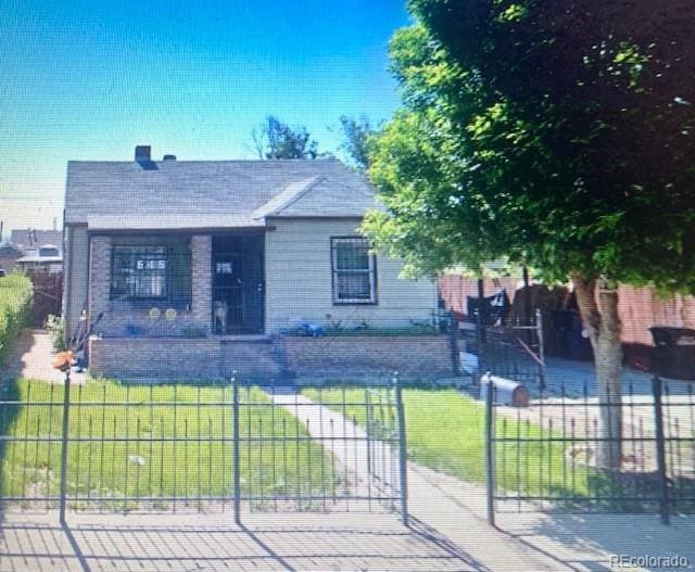 view of front facade with a front yard