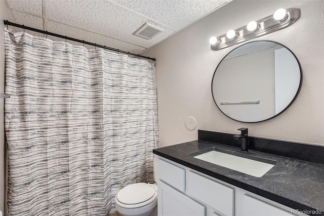 full bath featuring vanity, toilet, and a shower with shower curtain