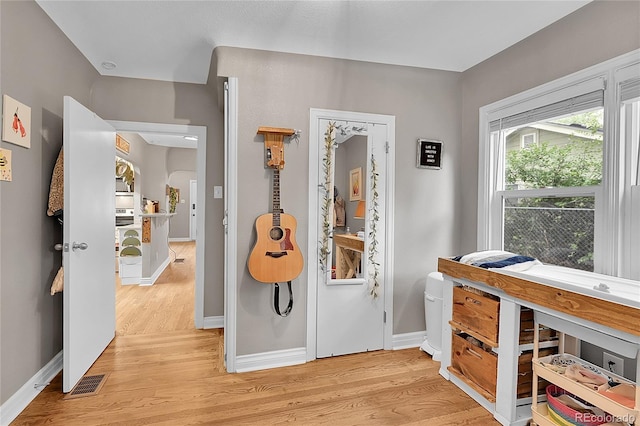 entryway featuring light wood-style floors, visible vents, and baseboards