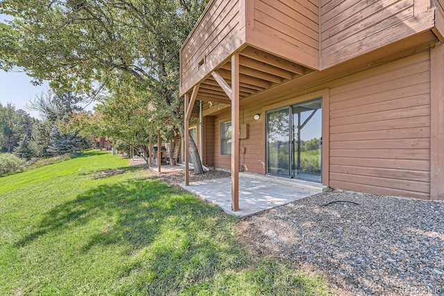 view of yard featuring a patio area