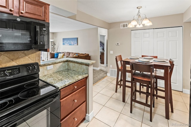 kitchen with a notable chandelier, baseboards, visible vents, backsplash, and black appliances