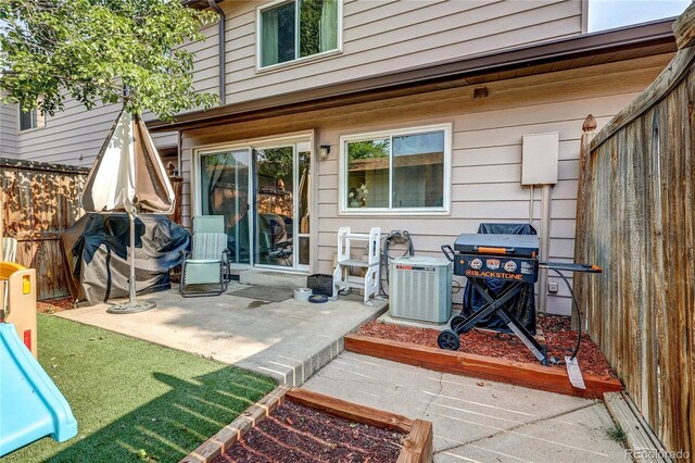 3572 S Kittredge St Unit B, Aurora, CO 80013 - back of house with a patio area