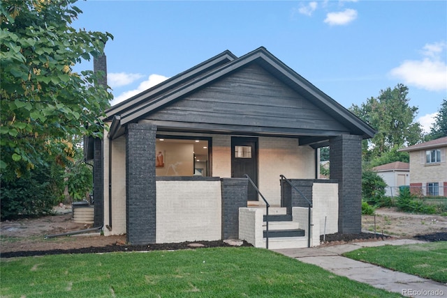 view of front facade featuring a front yard