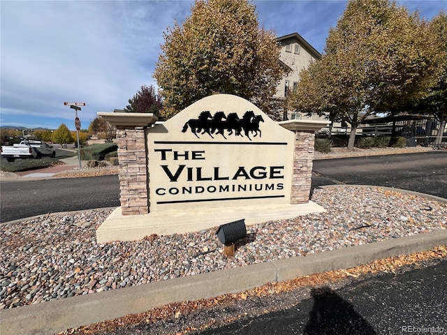 view of community / neighborhood sign